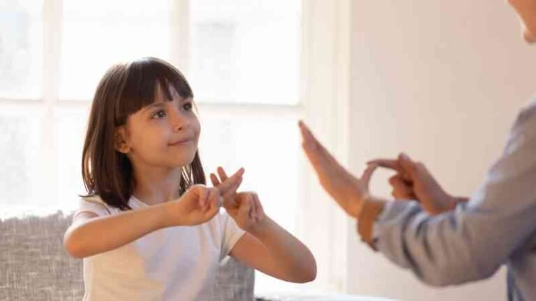 Cómo integrar el lenguaje de señas en la enseñanza para niños con poco o sin lenguaje verbal