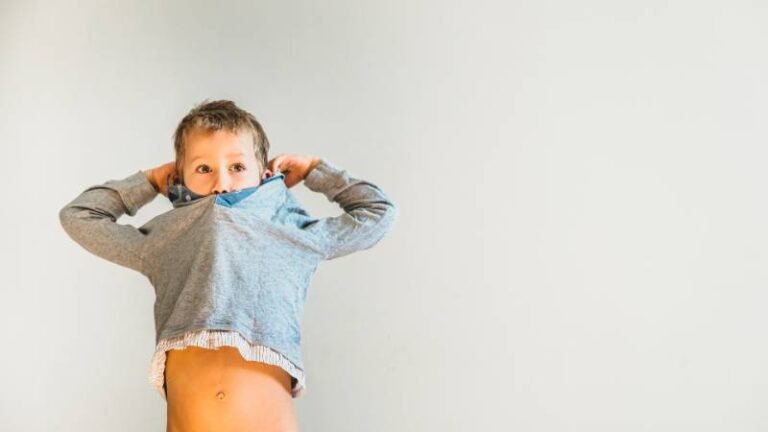 ¿Por qué mi hijo con autismo se quita la ropa?