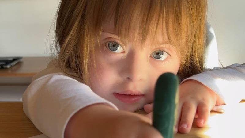 My child with Down syndrome doesn't speak: Should I use sign language?