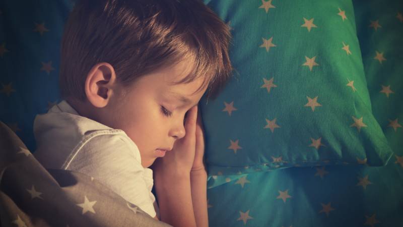 Son las once de la noche y sigue despierto: por qué el verano descoloca el sueño (y cómo recuperarlo)