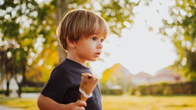 Gelats, guinguetes i "és que no menja res": menjar a l'estiu quan el menjar ja era un problema
