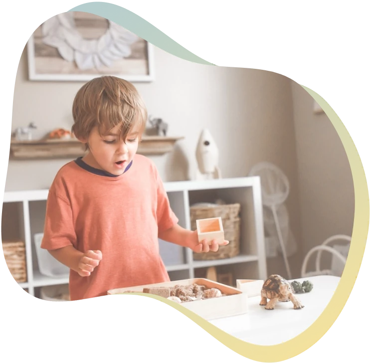 Infant jugant amb materials Montessori a l’aula